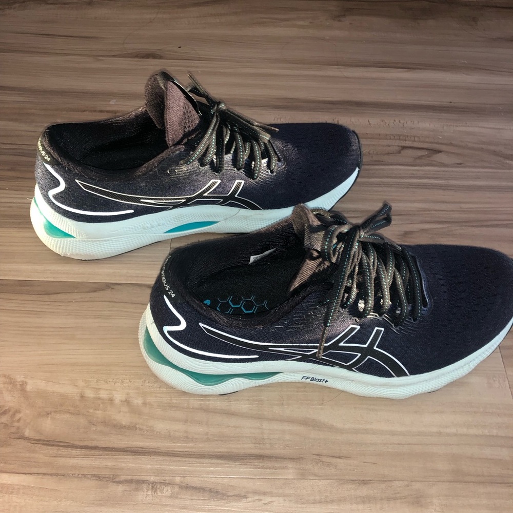 Asics Gel-Nimbus 24, Size 8 women’s